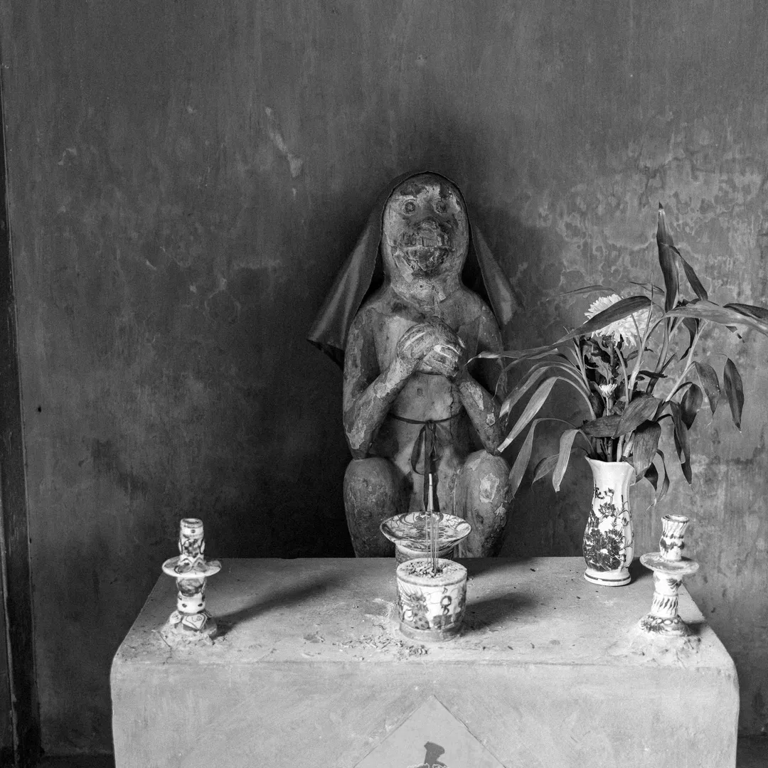 Build an Altar to Host the Phantoms Who Are Escaping From the Sugar Coated Heaven of Your Bleeding Heart